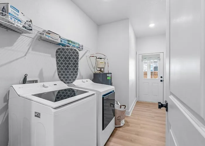 New-3 Bedroom House - 5 Mins From Nas , 7 Mins Downtown, 15 Mins From The Beaches *