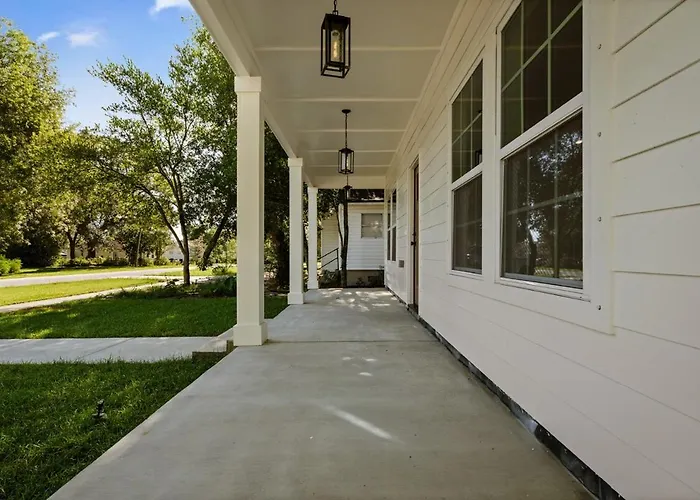 New-3 Bedroom House - 5 Mins From Nas , 7 Mins Downtown, 15 Mins From The Beaches Holiday home *